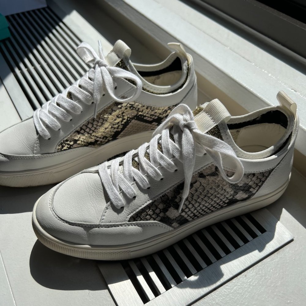 Steve Madden Size 8 White and Gold Snake Skin Sneakers